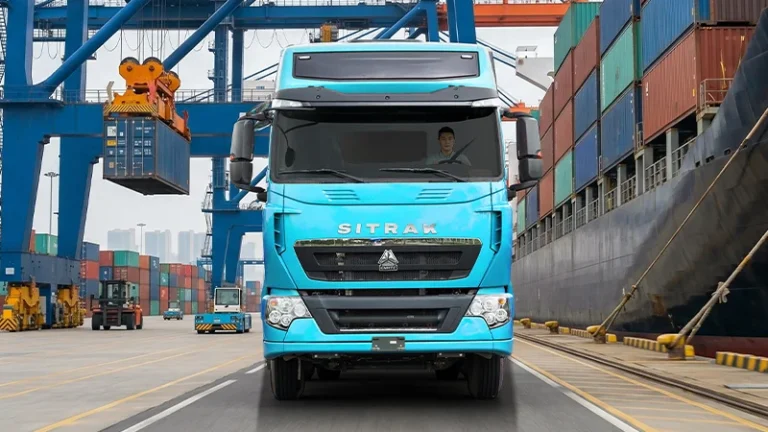 Xe đầu kéo HOWO T7H 6x4 màu xanh ngọc kéo container trong cảng